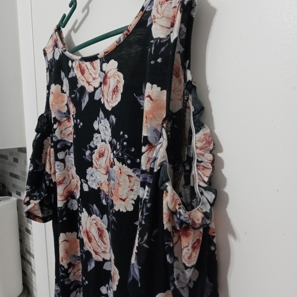 Free Kisses Cold shoulder floral Pullover Blouse - Picture 6 of 8